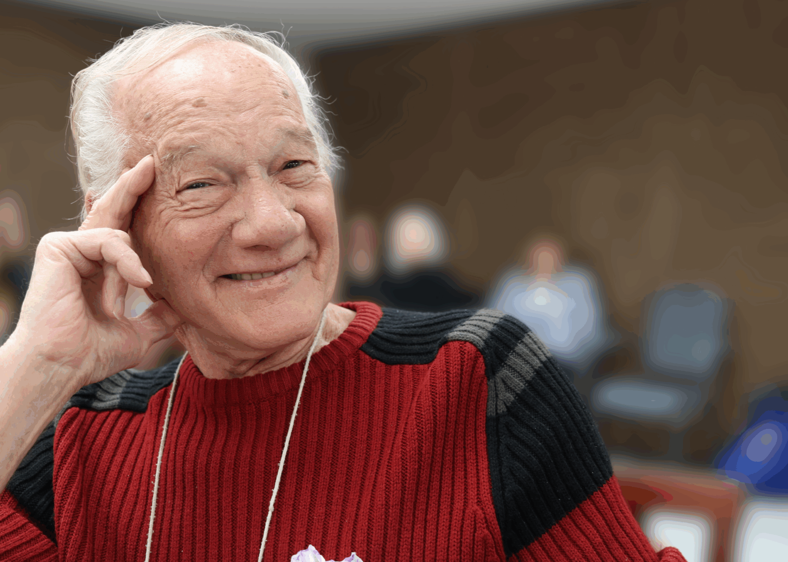 Photo_of_smiling_older_man_leaning_on_elbow